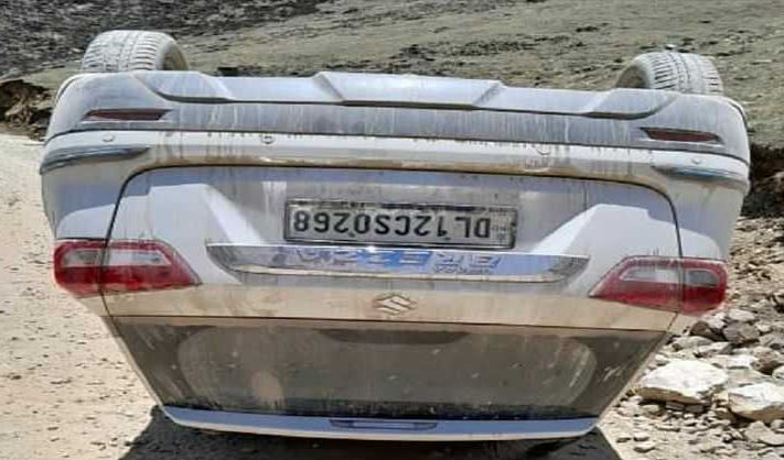 Accident: आदि कैलाश से लौट रहे पर्यटकों की कार सड़क पर पलटी, चार घायल