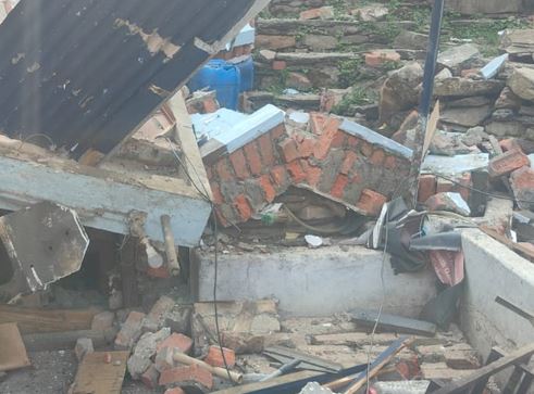 Almora News: रेस्टोरेंट में हुआ ऐसा जोरदार धमाका, उड़ गई छत… आसपास के मकानों में भी आईं दरारें