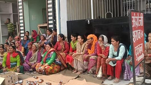 उत्तरकाशी : शराब की दुकान के विरोध में धरने पर डटे हैं ग्रामीण
