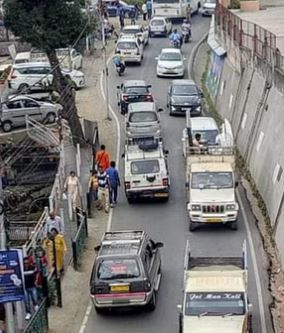 Weekend: नैनीताल में उमड़े पर्यटक, लंबा जाम, माल रोड पर वाहन रोकने को लेकर हंगामा