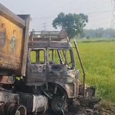 उत्तराखंड के काशीपुर में आपस में भिड़े दो डंपर, लगी आग…चालक की जिंदा जलकर मौत