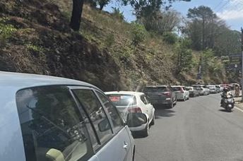Nainital Traffic : नैनीताल-भवाली में लगा जाम, फंसे पर्यटक