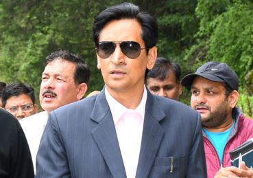 Nainital: जेब में हाथ और काला चश्मा…कुमाऊं कमिश्नर दीपक रावत ने इस अंदाज में किया निरीक्षण