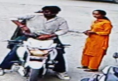 Uttarakhand CRIME: तमंचे के बल पर दो लड़कियों को बाइक पर बैठा ले गया युवक, CCTV में कैद घटना