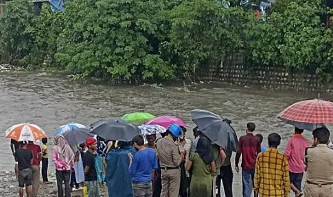 Uttarakhand: बारिश में नहाते हुए फिसला 17 साल की लड़की का पैर, नदी में बही, रेस्क्यू ऑपरेशन शुरू