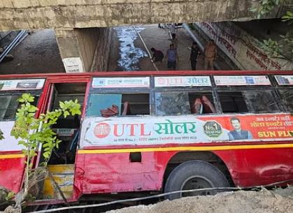 Haridwar: अनियंत्रित होकर पलटी बस, दीवार तोड़ पार्किंग में गिरी, मची चीख-पुकार