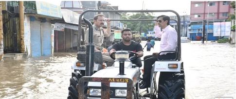 कुमाऊं कमिश्नर दीपक रावत ने ट्रैक्टर पर बैठकर बारिश के बीच लिया जायजा