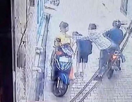 Uttarakhand: रुड़की में बेखाैफ बदमाश, घर के बाहर से महिला के गले से झपटी चेन, CCTV में कैद हुई घटना