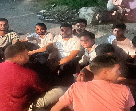 हल्द्वानी में दरोगा पर मारपीट का आरोप, छात्रों ने घेरा पुलिस चौकी, छात्रनेताओं ने कहा- बेवजह पीटा