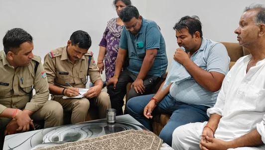 आंखों में मिर्च पाउडर झोंककर लूट, दुकान बंद कर घर लौट रहा था कारोबारी, कैश लूटकर फरार हुए बदमाश