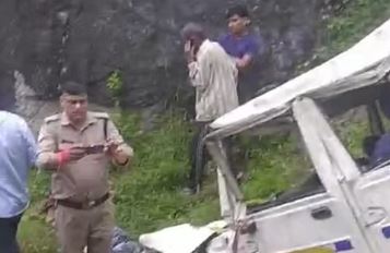 Uttarakhand Accident: श्रीनगर में हादसा, पैंडुला-मैखंडी मोटर मार्ग पर खाई में गिरा मैक्स वाहन, तीन की मौत, एक घायल