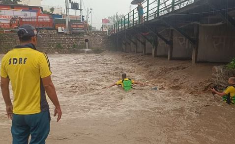 Rishikesh News: भारी बारिश से उफान पर आई चंद्रभागा नदी, एक लड़का बहा, तलाश में जुटी एसडीआरएफ